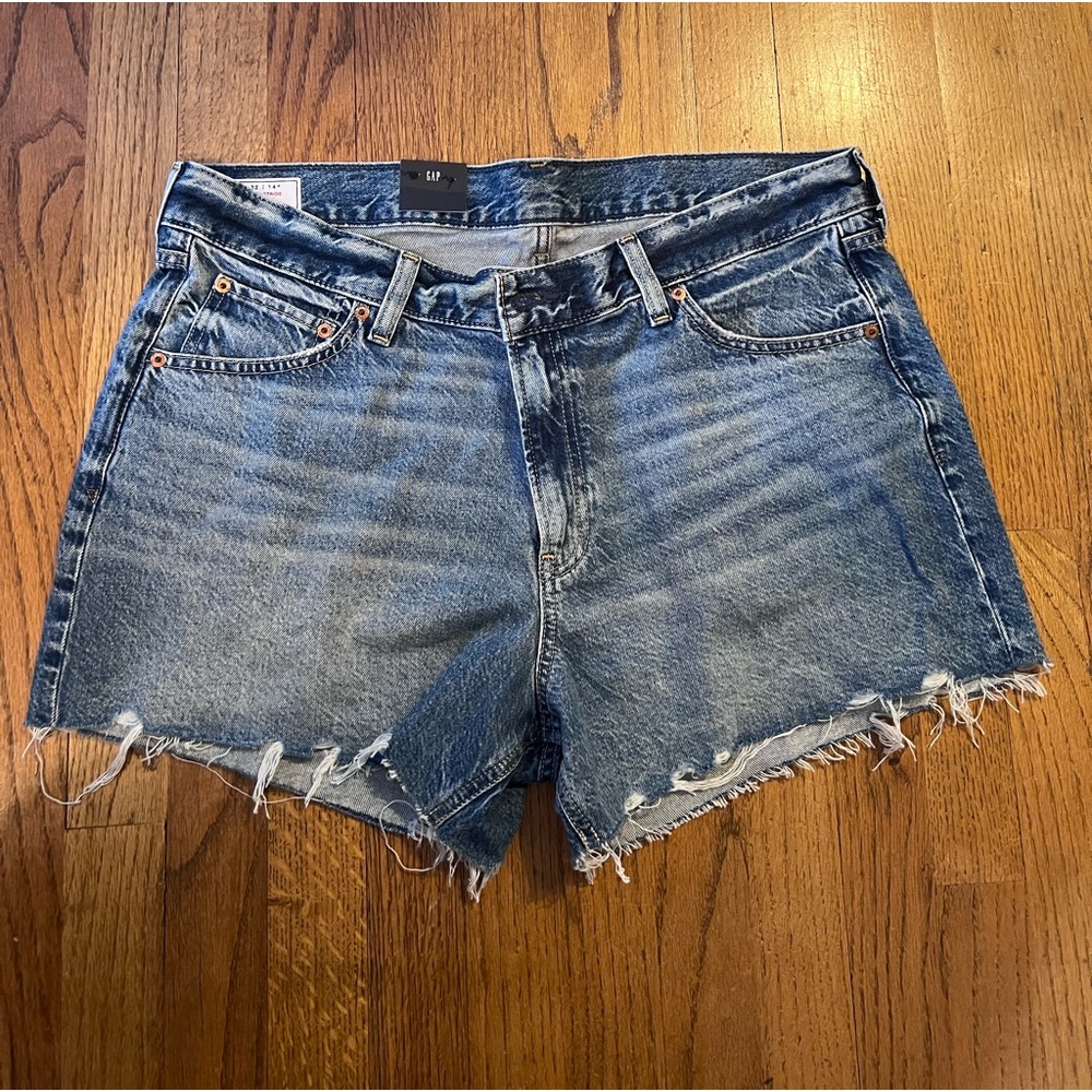 NWT Gap Low Stride Short 32/14